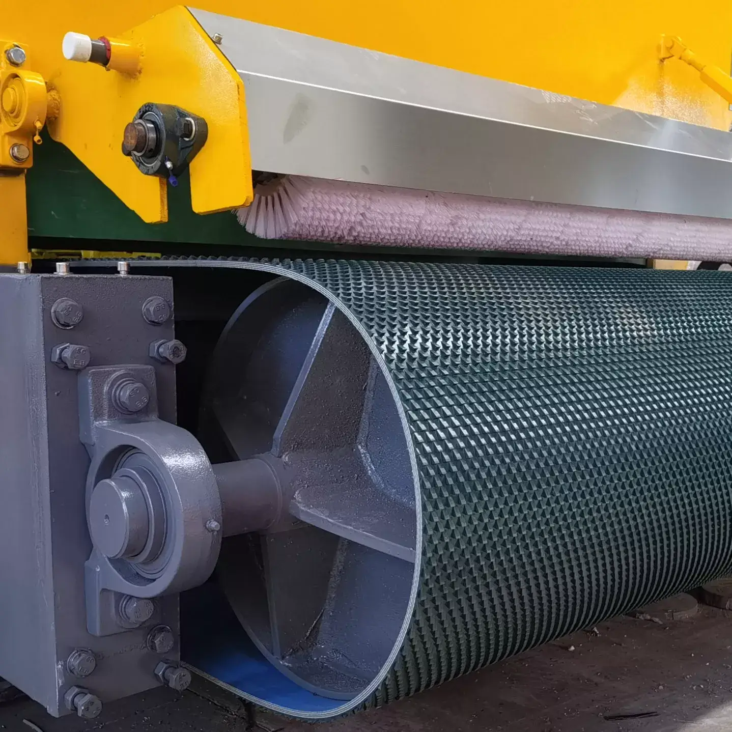 High traction PVC conveyor belt moving heavy slabs