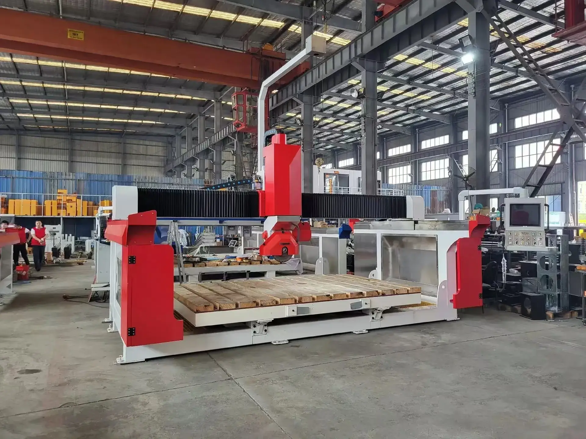 Unified steel chassis of a monoblock bridge saw