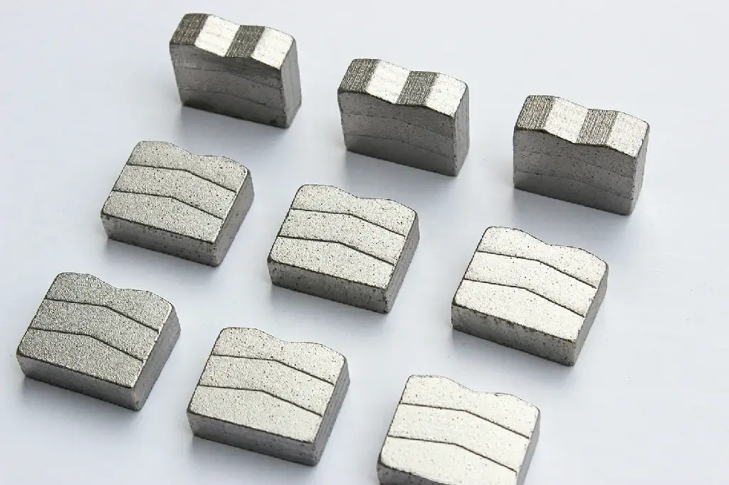 Showcasing modern M-shaped and W-shaped diamond segments on a blade edge