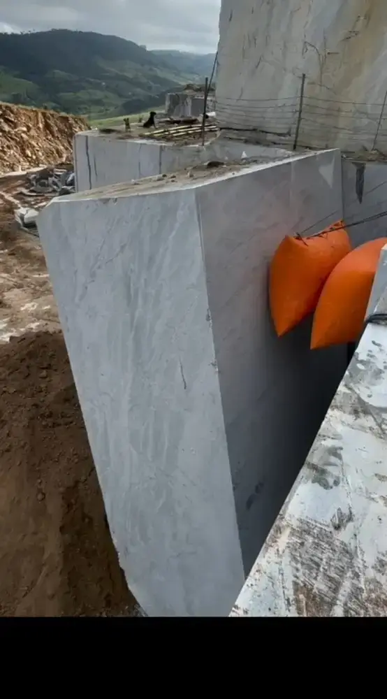 Using pushing bags in a pristine white marble quarry to prevent edge chipping